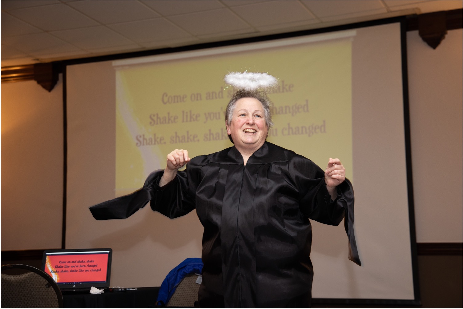 Anna Dotes women singing at the 2020 banquet